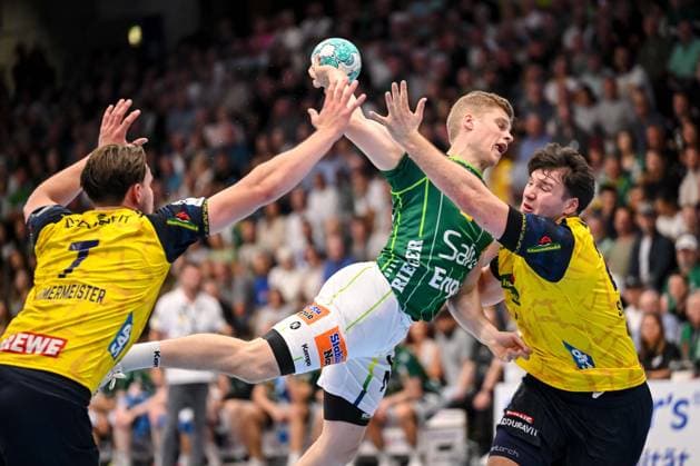 Goeppingen, Deutschland, 17.09.26: Robert Timmermeister (Rhein-Neckar Loewen), Martin Hanne (FRISCH AUF! Goeppingen) und Aron Seesing (Rhein-Neckar Loewen) im Zweikampf waehrend des Opel Handball Bundesliga Spiels zwischen FRISCH AUF! Goeppingen vs Rhein-Neckar Loewen in der EWS Arena am 17. September 2026 in Goeppingen, Deutschland. (Foto von Harry Langer DeFodi Images) Goeppingen, Germany, 17.09.26: Robert Timmermeister (Rhein-Neckar Loewen), Martin Hanne (FRISCH AUF! Goeppingen) und Aron Seesing (Rhein-Neckar Loewen) battle for the ball during the Opel Handball Bundesliga match between FRISCH AUF! Goeppingen vs Rhein-Neckar Loewen at EWS Arena on September 17, 2026 in Goeppingen, Germany. (Photo by Harry Langer DeFodi Images) (Photo by Harry Langer DeFodi Images) -
