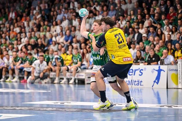 Goeppingen, Deutschland, 17.09.26: Oskar Neudeck (FRISCH AUF! Goeppingen) und Aron Seesing (Rhein-Neckar Loewen) im Zweikampf waehrend des Opel Handball Bundesliga Spiels zwischen FRISCH AUF! Goeppingen vs Rhein-Neckar Loewen in der EWS Arena am 17. September 2026 in Goeppingen, Deutschland. (Foto von Harry Langer DeFodi Images) Goeppingen, Germany, 17.09.26: Oskar Neudeck (FRISCH AUF! Goeppingen) und Aron Seesing (Rhein-Neckar Loewen) battle for the ball during the Opel Handball Bundesliga match between FRISCH AUF! Goeppingen vs Rhein-Neckar Loewen at EWS Arena on September 17, 2026 in Goeppingen, Germany. (Photo by Harry Langer DeFodi Images) (Photo by Harry Langer DeFodi Images) -