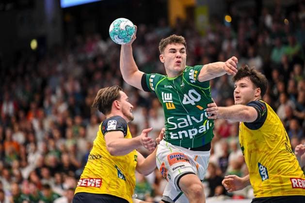 Goeppingen, Deutschland, 17.09.26: Robert Timmermeister (Rhein-Neckar Loewen), Elias Newel (FRISCH AUF! Goeppingen) und Aron Seesing (Rhein-Neckar Loewen) im Zweikampf waehrend des Opel Handball Bundesliga Spiels zwischen FRISCH AUF! Goeppingen vs Rhein-Neckar Loewen in der EWS Arena am 17. September 2026 in Goeppingen, Deutschland. (Foto von Harry Langer DeFodi Images) Goeppingen, Germany, 17.09.26: Robert Timmermeister (Rhein-Neckar Loewen), Elias Newel (FRISCH AUF! Goeppingen) und Aron Seesing (Rhein-Neckar Loewen) battle for the ball during the Opel Handball Bundesliga match between FRISCH AUF! Goeppingen vs Rhein-Neckar Loewen at EWS Arena on September 17, 2026 in Goeppingen, Germany. (Photo by Harry Langer DeFodi Images) (Photo by Harry Langer DeFodi Images) -