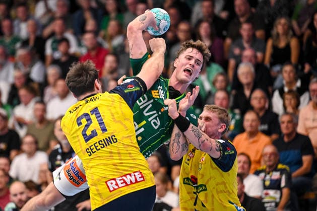 Goeppingen, Deutschland, 17.09.26: Aron Seesing (Rhein-Neckar Loewen), Victor Kloeve (FRISCH AUF! Goeppingen) und Edwin Aspenbaeck (Rhein-Neckar Loewen) im Zweikampf waehrend des Opel Handball Bundesliga Spiels zwischen FRISCH AUF! Goeppingen vs Rhein-Neckar Loewen in der EWS Arena am 17. September 2026 in Goeppingen, Deutschland. (Foto von Harry Langer DeFodi Images) Goeppingen, Germany, 17.09.26: Aron Seesing (Rhein-Neckar Loewen), Victor Kloeve (FRISCH AUF! Goeppingen) und Edwin Aspenbaeck (Rhein-Neckar Loewen) battle for the ball during the Opel Handball Bundesliga match between FRISCH AUF! Goeppingen vs Rhein-Neckar Loewen at EWS Arena on September 17, 2026 in Goeppingen, Germany. (Photo by Harry Langer DeFodi Images) (Photo by Harry Langer DeFodi Images) -