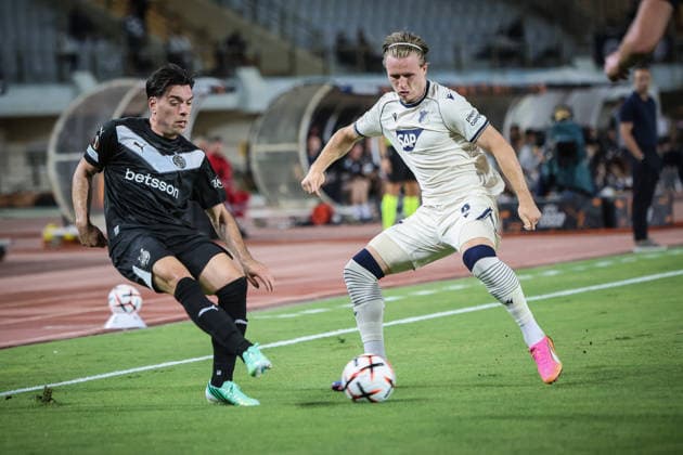UEFA Europa League - OFI Crete FC vs TSG 1899 Hoffenheim - of OFI Crete FC in action against Patrick Wimmer of TSG 1899 Hoffenheim during the UEFA Europa League Phase matchday 1 soccer match between OFI Crete FC and TSG 1899 Hoffenheim at the Georgios Pankritio Stadium, in Heraklion, Greece, 17 September 2026. IMAGO ONE INCH PRODUCTIONS PIRAEUS GREECE Copyright: xONExINCHxPRODUCTIONSx 7090046