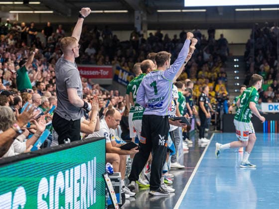 Jubel auf der Bank von Frisch Aue Goeppingen, Frisch Auf Goeppingen vs. Rhein-Neckar Loewen, Handball, 1. Bundesliga, Herren, Spielzeit 2026 2027, 17.09.2026, Frisch Auf Goeppingen vs. Rhein-Neckar Loewen, Handball, 1. Bundesliga, Herren, Spielzeit 2026 2027, 17.09.2026 Goeppingen Copyright: xEibner-Pressefoto MichaelxSchmidx EP_MST