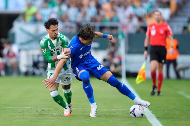 September 17, 2026, Sevilla, Sevilla, Spain: Antony of Real Betis Balompie and Davinchi of Getafe CF compete for the ball during the Spanish league, LaLiga EA Sports, football match played between Real Betis and Getafe CF at La Cartuja stadium on September 17, 2026, in Sevilla, Spain. Sevilla Spain - ZUMAa181 20260917_zaa_a181_020 Copyright: xJoaquinxCorcherox