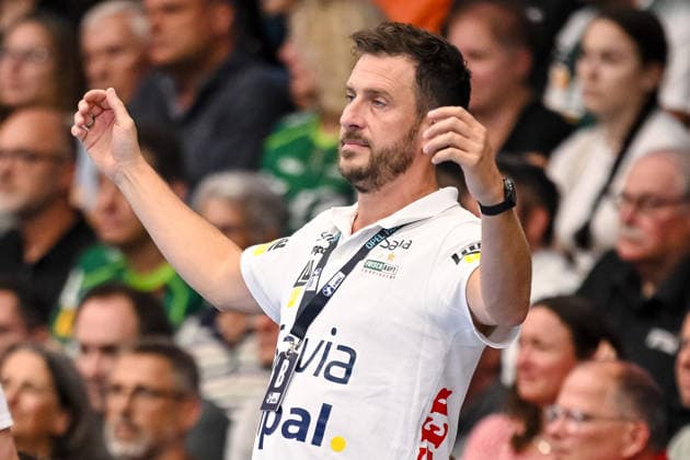 Goeppingen, Deutschland, 17.09.26: Trainer Ben Matschke(FRISCH AUF! Goeppingen) gestikuliert, gestik waehrend des Opel Handball Bundesliga Spiels zwischen FRISCH AUF! Goeppingen vs Rhein-Neckar Loewen in der EWS Arena am 17. September 2026 in Goeppingen, Deutschland. (Foto von Harry Langer DeFodi Images) Goeppingen, Germany, 17.09.26: Trainer Ben Matschke(FRISCH AUF! Goeppingen) gestures during the Opel Handball Bundesliga match between FRISCH AUF! Goeppingen vs Rhein-Neckar Loewen at EWS Arena on September 17, 2026 in Goeppingen, Germany. (Photo by Harry Langer DeFodi Images) (Photo by Harry Langer DeFodi Images) -