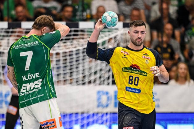 Goeppingen, Deutschland, 17.09.26: Jannik Kohlbacher (Rhein-Neckar Loewen) im Zweikampf waehrend des Opel Handball Bundesliga Spiels zwischen FRISCH AUF! Goeppingen vs Rhein-Neckar Loewen in der EWS Arena am 17. September 2026 in Goeppingen, Deutschland. (Foto von Harry Langer DeFodi Images) Goeppingen, Germany, 17.09.26: Jannik Kohlbacher (Rhein-Neckar Loewen) battle for the ball during the Opel Handball Bundesliga match between FRISCH AUF! Goeppingen vs Rhein-Neckar Loewen at EWS Arena on September 17, 2026 in Goeppingen, Germany. (Photo by Harry Langer DeFodi Images) (Photo by Harry Langer DeFodi Images) -