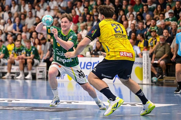 Goeppingen, Deutschland, 17.09.26: Oskar Neudeck (FRISCH AUF! Goeppingen) und Aron Seesing (Rhein-Neckar Loewen) im Zweikampf waehrend des Opel Handball Bundesliga Spiels zwischen FRISCH AUF! Goeppingen vs Rhein-Neckar Loewen in der EWS Arena am 17. September 2026 in Goeppingen, Deutschland. (Foto von Harry Langer DeFodi Images) Goeppingen, Germany, 17.09.26: Oskar Neudeck (FRISCH AUF! Goeppingen) und Aron Seesing (Rhein-Neckar Loewen) battle for the ball during the Opel Handball Bundesliga match between FRISCH AUF! Goeppingen vs Rhein-Neckar Loewen at EWS Arena on September 17, 2026 in Goeppingen, Germany. (Photo by Harry Langer DeFodi Images) (Photo by Harry Langer DeFodi Images) -