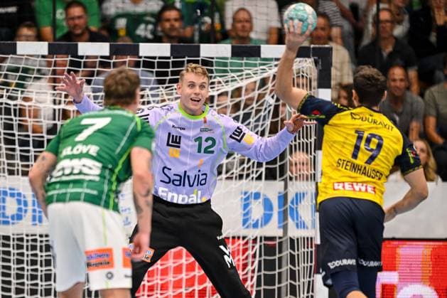 Goeppingen, Deutschland, 17.09.26: Victor Kloeve (FRISCH AUF! Goeppingen), Torwart Kristian Savers (FRISCH AUF! Goeppingen) undMarius Steinhauser (Rhein-Neckar Loewen) im Zweikampf waehrend des Opel Handball Bundesliga Spiels zwischen FRISCH AUF! Goeppingen vs Rhein-Neckar Loewen in der EWS Arena am 17. September 2026 in Goeppingen, Deutschland. (Foto von Harry Langer DeFodi Images) Goeppingen, Germany, 17.09.26: Victor Kloeve (FRISCH AUF! Goeppingen), Torwart Kristian Savers (FRISCH AUF! Goeppingen) undMarius Steinhauser (Rhein-Neckar Loewen) battle for the ball during the Opel Handball Bundesliga match between FRISCH AUF! Goeppingen vs Rhein-Neckar Loewen at EWS Arena on September 17, 2026 in Goeppingen, Germany. (Photo by Harry Langer DeFodi Images) (Photo by Harry Langer DeFodi Images) -