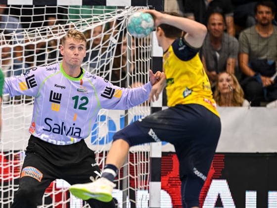 Goeppingen, Deutschland, 17.09.26: Torwart Kristian Savers (FRISCH AUF! Goeppingen) und Marius Steinhauser (Rhein-Neckar Loewen) im Zweikampf waehrend des Opel Handball Bundesliga Spiels zwischen FRISCH AUF! Goeppingen vs Rhein-Neckar Loewen in der EWS Arena am 17. September 2026 in Goeppingen, Deutschland. (Foto von Harry Langer DeFodi Images) Goeppingen, Germany, 17.09.26: Torwart Kristian Savers (FRISCH AUF! Goeppingen) und Marius Steinhauser (Rhein-Neckar Loewen) battle for the ball during the Opel Handball Bundesliga match between FRISCH AUF! Goeppingen vs Rhein-Neckar Loewen at EWS Arena on September 17, 2026 in Goeppingen, Germany. (Photo by Harry Langer DeFodi Images) (Photo by Harry Langer DeFodi Images) -