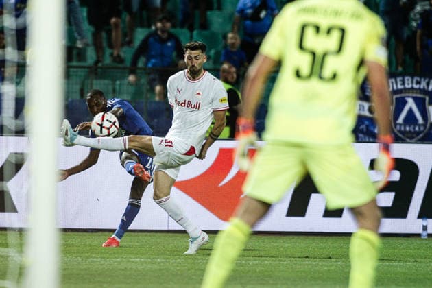 IPA88643928 - Salzburg s Dominik Schmid in action against Levski s Aldair Neves during the Europa League match between PFC Levski and FC Red Bull Salzburg at Vasil Levski National Stadium in Sofia, Bulgaria, on September 17, 2026  Copyright: xIvanxSxIvanov IPAxSportx xx IPA88643928