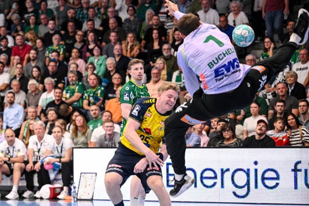 Goeppingen, Deutschland, 17.09.26: Haukur Thrastarson (Rhein-Neckar Loewen) und Torwart Julian Buchele (FRISCH AUF! Goeppingen) im Zweikampf waehrend des Opel Handball Bundesliga Spiels zwischen FRISCH AUF! Goeppingen vs Rhein-Neckar Loewen in der EWS Arena am 17. September 2026 in Goeppingen, Deutschland. (Foto von Harry Langer DeFodi Images) Goeppingen, Germany, 17.09.26: Haukur Thrastarson (Rhein-Neckar Loewen) und Torwart Julian Buchele (FRISCH AUF! Goeppingen) battle for the ball during the Opel Handball Bundesliga match between FRISCH AUF! Goeppingen vs Rhein-Neckar Loewen at EWS Arena on September 17, 2026 in Goeppingen, Germany. (Photo by Harry Langer DeFodi Images) (Photo by Harry Langer DeFodi Images) -