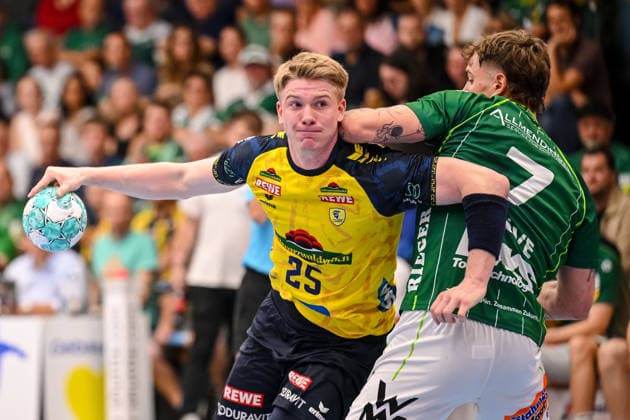 Goeppingen, Deutschland, 17.09.26: Haukur Thrastarson (Rhein-Neckar Loewen) und Victor Kloeve (FRISCH AUF! Goeppingen) im Zweikampf waehrend des Opel Handball Bundesliga Spiels zwischen FRISCH AUF! Goeppingen vs Rhein-Neckar Loewen in der EWS Arena am 17. September 2026 in Goeppingen, Deutschland. (Foto von Harry Langer DeFodi Images) Goeppingen, Germany, 17.09.26: Haukur Thrastarson (Rhein-Neckar Loewen) und Victor Kloeve (FRISCH AUF! Goeppingen) battle for the ball during the Opel Handball Bundesliga match between FRISCH AUF! Goeppingen vs Rhein-Neckar Loewen at EWS Arena on September 17, 2026 in Goeppingen, Germany. (Photo by Harry Langer DeFodi Images) (Photo by Harry Langer DeFodi Images) -
