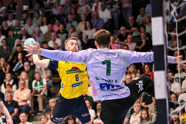 Goeppingen, Deutschland, 17.09.26: Tim Nothdurft (Rhein-Neckar Loewen) und Torwart Julian Buchele (FRISCH AUF! Goeppingen) im Zweikampf waehrend des Opel Handball Bundesliga Spiels zwischen FRISCH AUF! Goeppingen vs Rhein-Neckar Loewen in der EWS Arena am 17. September 2026 in Goeppingen, Deutschland. (Foto von Harry Langer DeFodi Images) Goeppingen, Germany, 17.09.26: Tim Nothdurft (Rhein-Neckar Loewen) und Torwart Julian Buchele (FRISCH AUF! Goeppingen) battle for the ball during the Opel Handball Bundesliga match between FRISCH AUF! Goeppingen vs Rhein-Neckar Loewen at EWS Arena on September 17, 2026 in Goeppingen, Germany. (Photo by Harry Langer DeFodi Images) (Photo by Harry Langer DeFodi Images) -