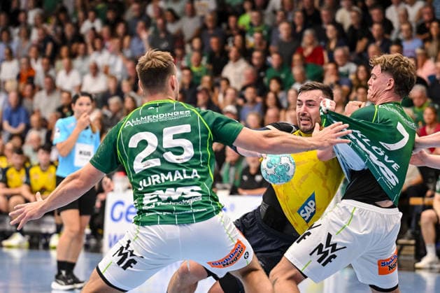 Goeppingen, Deutschland, 17.09.26: Ludvig Jurmala (FRISCH AUF! Goeppingen), Jannik Kohlbacher (Rhein-Neckar Loewen) und Victor Kloeve (FRISCH AUF! Goeppingen) im Zweikampf waehrend des Opel Handball Bundesliga Spiels zwischen FRISCH AUF! Goeppingen vs Rhein-Neckar Loewen in der EWS Arena am 17. September 2026 in Goeppingen, Deutschland. (Foto von Harry Langer DeFodi Images) Goeppingen, Germany, 17.09.26: Ludvig Jurmala (FRISCH AUF! Goeppingen), Jannik Kohlbacher (Rhein-Neckar Loewen) und Victor Kloeve (FRISCH AUF! Goeppingen) battle for the ball during the Opel Handball Bundesliga match between FRISCH AUF! Goeppingen vs Rhein-Neckar Loewen at EWS Arena on September 17, 2026 in Goeppingen, Germany. (Photo by Harry Langer DeFodi Images) (Photo by Harry Langer DeFodi Images) -