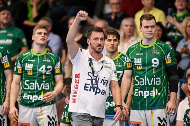 Goeppingen, Deutschland, 17.09.26: Trainer Ben Matschke (FRISCH AUF! Goeppingen) gestikuliert, gestik waehrend des Opel Handball Bundesliga Spiels zwischen FRISCH AUF! Goeppingen vs Rhein-Neckar Loewen in der EWS Arena am 17. September 2026 in Goeppingen, Deutschland. (Foto von Harry Langer DeFodi Images) Goeppingen, Germany, 17.09.26: Trainer Ben Matschke (FRISCH AUF! Goeppingen) gestures during the Opel Handball Bundesliga match between FRISCH AUF! Goeppingen vs Rhein-Neckar Loewen at EWS Arena on September 17, 2026 in Goeppingen, Germany. (Photo by Harry Langer DeFodi Images) (Photo by Harry Langer DeFodi Images) -