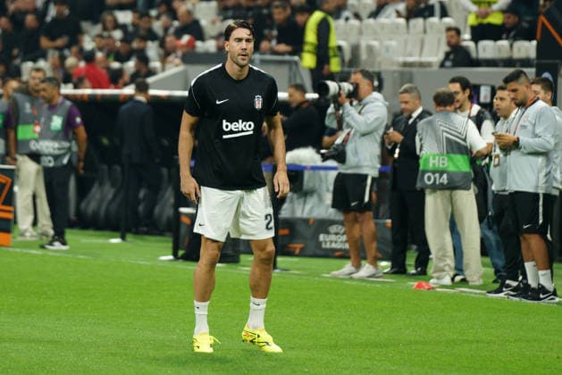 Fußball, EL, Besiktas Istanbul - Olympique Marseille September 17, 2026, Besiktas, Istanbul, Turkey: Dusan Vlahovic (C) of Besiktas looks on before the UEFA Europa League - League Phase, Matchday 1 - football match between Besiktas and Olympique de Marseille at Besiktas Park in Istanbul, Turkey, on September 17, 2026. Besiktas Turkey - ZUMAu194 20260917_zip_u194_002 Copyright: xTolgaxUluturkx