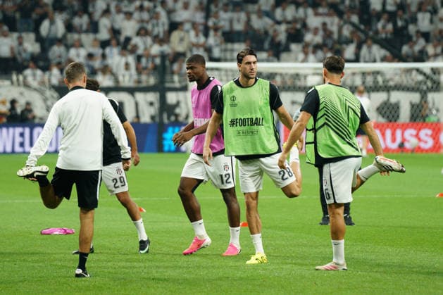 Fußball, EL, Besiktas Istanbul - Olympique Marseille September 17, 2026, Besiktas, Istanbul, Turkey: Dusan Vlahovic (C) of Besiktas warms up before the UEFA Europa League - League Phase, Matchday 1 - football match between Besiktas and Olympique de Marseille at Besiktas Park in Istanbul, Turkey, on September 17, 2026. UEFA Europa League - Besiktas V Olympique De Marseille - ZUMAu194 20260917_zip_u194_003 Copyright: xTolgaxUluturkx