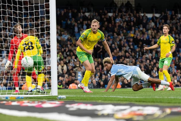 Manchester City v Norwich City Carabao Cup Norwich City players look on as Floyd Samba of Manchester City (second from right) scores his sides first goal during the Carabao Cup Third Round match between Manchester City and Norwich City at the Etihad Stadium, Manchester. 17 09 2026 Commissioned for use in Newsquest Norfolk titles only. All other titles fees apply. UK Newspapers OUT Copyright: xMattxWilkinsonx FIL-23950-0076