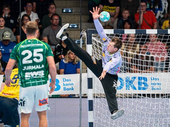 Julian Buchele (Frisch Auf Goeppingen, 01) liegt artistisch in der Luft, Frisch Auf Goeppingen vs. Rhein-Neckar Loewen, Handball, 1. Bundesliga, Herren, Spielzeit 2026 2027, 17.09.2026, Frisch Auf Goeppingen vs. Rhein-Neckar Loewen, Handball, 1. Bundesliga, Herren, Spielzeit 2026 2027, 17.09.2026 Goeppingen Copyright: xEibner-Pressefoto MichaelxSchmidx EP_MST
