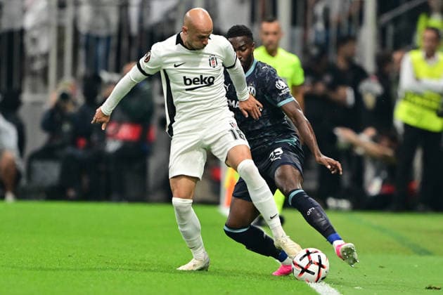 Fußball, EL, Besiktas Istanbul - Olympique Marseille Besiktas v Olympique Marseille - UEFA Europa League ISTANBUL, TURKIYE - SEPTEMBER 17: Besiktas Vaclav Cerny (L) battles for the ball with Olympique Marseille s Ulisses Garcia (R) during the UEFA Europa League Week 1 match between Besiktas and Olympique Marseille at Tupras Stadium in Istanbul, Turkiye, on September 17, 2026. Serhat Cagdas Anadolu Istanbul Turkey. Editorial use only. Please get in touch for any other usage.  Copyright: x2026xAnadoluxSerhatxCagdasx