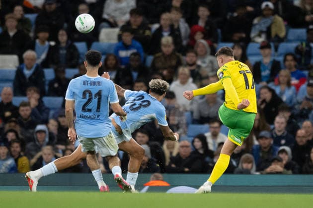 Manchester City v Norwich City Carabao Cup Ante Crnac of Norwich City (right) with a strike on goal during the Carabao Cup Third Round match between Manchester City and Norwich City at the Etihad Stadium, Manchester. 17 09 2026 Commissioned for use in Newsquest Norfolk titles only. All other titles fees apply. UK Newspapers OUT Copyright: xMattxWilkinsonx FIL-23950-0099