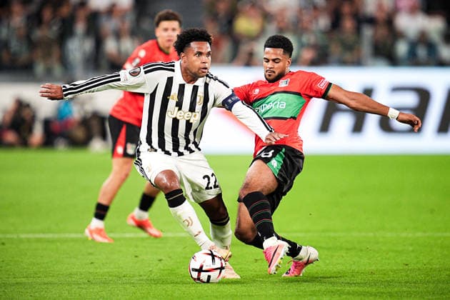 Juventus s Weston McKennie fights for the ball with NEC Nijmegen s Almugera Kabar during the Uefa Europa League soccer match, between Juventus and NEC at the Allianz Stadium in Turin, north west Italy - Thursday, September 17, 2026. - Soccer  Copyright: xMarcoxAlpozzi LaPressex