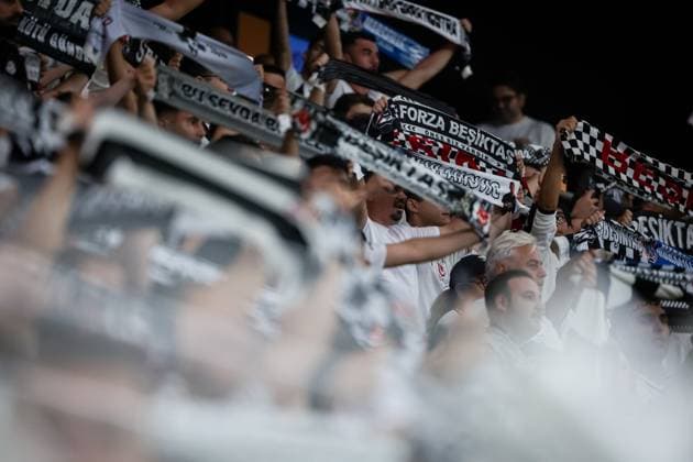 Besiktas JK vs Marseille UEFA Europa League - League Phase MD1 Besiktas JK fans show their scarves prior to during the UEFA Europa League 2026 27 League Phase MD1 match between Besiktas JK and Marseille at Tupras Stadium in Istanbul, Turkey, on September 17, 2026 Istanbul Turkey  Copyright: xBurakxBasturkx