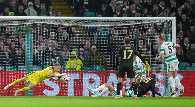 Celtic goalkeeper Viljami Sinisalo saves a header from Adam Bagi of Ferencvaros Celtic v Ferencvaros, UEFA Europa League, Football, matchday 1, Celtic Park, Glasgow, Scotland, UKGlasgow Celtic Park Scotland United Kingdom  Copyright: xStuartxWallace Shutterstockx 17156106i