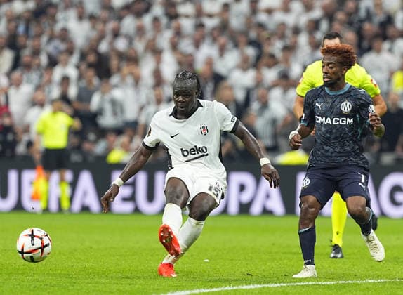 Besiktas v Olympique Marseille - UEFA Europa League ISTANBUL, TURKIYE - SEPTEMBER 17: Junior Olaitan (15) of Besiktas in action against Angel Gomes (7) of Olympique Marseille during the UEFA Europa League Week 1 match between Besiktas and Olympique Marseille at Tupras Stadium in Istanbul, Turkiye, on September 17, 2026. Esra Bilgin Anadolu Istanbul Turkey. Editorial use only. Please get in touch for any other usage.  Copyright: x2026xAnadoluxEsraxBilginx