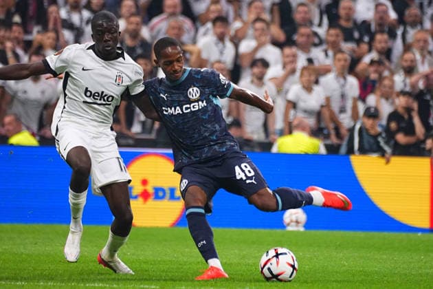ISTANBUL, TURKEY - SEPTEMBER 17 : Kassoum Outtara (L) of Besiktas and Keyliane Abdallah of Marsilya battle for the ball during the UEFA Europa League 2026 27 match between Besiktas JK and Marsilya at Tupras Stadium on September 17, 2026 in Istanbul, Turkey. Istanbul Besiktas Turkey Copyright: xSeskimphotox Besiktas-Marsilya-1709 (102)