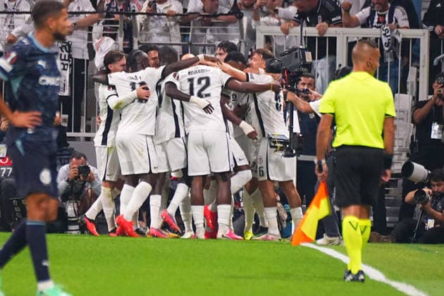 ISTANBUL, TURKEY - SEPTEMBER 17 : Besiktas players celebrate Ä°lhan Fakili s (29) goal during the UEFA Europa League 2026 27 match between Besiktas JK and Marsilya at Tupras Stadium on September 17, 2026 in Istanbul, Turkey. Istanbul Besiktas Turkey Copyright: xSeskimphotox Besiktas-Marsilya-1709 (70)