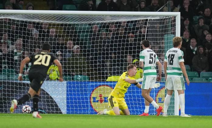 Celtic goalkeeper Viljami Sinisalo can t stop a shot from Ferencvaros captain Kristoffer Zachariassen who scores to give Ferencvaros a 1-2 lead. Celtic v Ferencvaros, UEFA Europa League, Football, matchday 1, Celtic Park, Glasgow, Scotland, UKGlasgow Celtic Park Scotland United Kingdom  Copyright: xStuartxWallace Shutterstockx 17156106ar