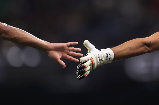Football - Carabao Cup - 3rd Round - Manchester City v Norwich City 17th September 2026 - Carabao Cup - 3rd Round - Manchester City v Norwich City - A high-five for Manchester City goalkeeper Geronimo Rulli - Photo: Simon Stacpoole Offside. Manchester UK Copyright: xSimonxStacpoolexOffside