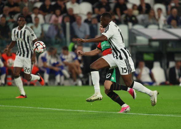 IPA88649798 - Pierre Kalulu of Juventus FC and Bryan Linssen of NEC Nijmegen during the UEFA Europa League match between Juventus FC and NEC Nijmegen on September 17, 2026, at Allianz Stadium in Turin, Italy, as part of the 2026–27 season. Photo by Nderim KACELI  Copyright: xNderimxKaceli IPAxSportx xx IPA88649798