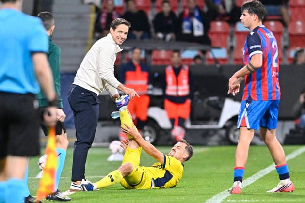 Football UEFA Europe League, 1st round match, Viktoria Plzen vs. Union Saint-Gilloise in Pilsen, Czech Republic, September 17, 2026. From left coach of Union David Hubert, and Darius Olaru of Union. (CTKxPhoto MiroslavxChaloupka) CTKPhotoP2026091709120  CTKPhotoP2026091709120