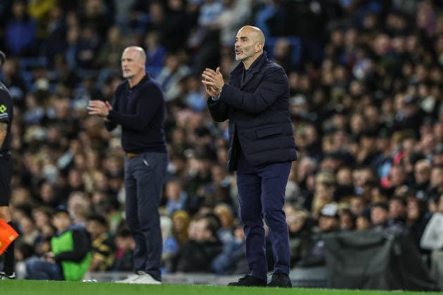 Manchester City v Norwich City - Carabao Cup Third Round Enzo Maresca, manager of Manchester City, gives instructions to his team during the Carabao Cup round 3 match between Manchester City and Norwich City at Etihad Stadium in Manchester, United Kingdom, on September 17, 2026. Manchester Greater Manchester United, ManU Kingdom  Copyright: xNewsxImagesx originalFilename:cosgrove-carabaoc260917_npSw4.jpg