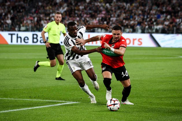 Juventus v N.E.C. Nijmegen - UEFA Europa League 2026 27 League Phase MD1 N.E.C. forward Dusan Tadic (10) challenges Juventus defender Pierre Kalulu (15) for the ball during the Uefa Europa League knockout phase football match between Juventus and N.E.C. at the Allianz Stadium in Turin, Piedmont, Italy, on September 17, 2026. Turin Piedmont Italy  Copyright: xMatteoxBottanellix originalFilename:bottanelli-juventus260917_npnRx.jpg