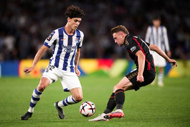 Real Sociedad de Futbol v AFC Bournemouth - UEFA Europa League 2026 27 League Phase MD1 Jon Mikel Aramburu of Real Sociedad duels for the ball with Adrien Truffert of AFC Bournemouth during the UEFA Europa League 2026 27 Phase MD1 match between Real Sociedad and AFC Bournemouth at Estadio Anoeta in San Sebastian, Spain, on September 17, 2026. San Sebastian Spain  Copyright: xCesarxOrtizxGonzalezx originalFilename:ortizgonzalez-realsoci260917_np42q.jpg