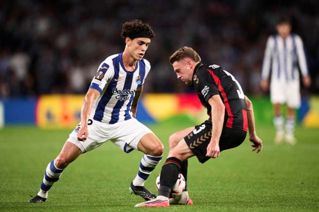 Real Sociedad de Futbol v AFC Bournemouth - UEFA Europa League 2026 27 League Phase MD1 Jon Mikel Aramburu of Real Sociedad duels for the ball with Adrien Truffert of AFC Bournemouth during the UEFA Europa League 2026 27 Phase MD1 match between Real Sociedad and AFC Bournemouth at Estadio Anoeta in San Sebastian, Spain, on September 17, 2026. San Sebastian Spain  Copyright: xCesarxOrtizxGonzalezx originalFilename:ortizgonzalez-realsoci260917_npj3q.jpg