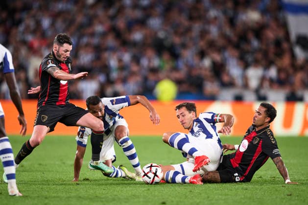 Real Sociedad de Futbol v AFC Bournemouth - UEFA Europa League 2026 27 League Phase MD1 Mikel Oyarzabal of Real Sociedad duels for the ball with Mamadou Sarr of Real Sociedad during the UEFA Europa League 2026 27 Phase MD1 match between Real Sociedad and AFC Bournemouth at Estadio Anoeta in San Sebastian, Spain, on September 17, 2026. San Sebastian Spain  Copyright: xCesarxOrtizxGonzalezx originalFilename:ortizgonzalez-realsoci260917_npdki.jpg