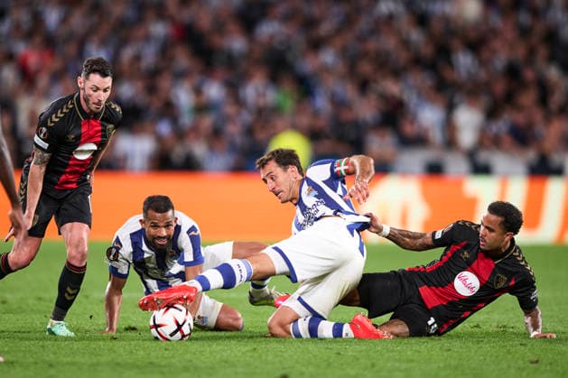 Real Sociedad de Futbol v AFC Bournemouth - UEFA Europa League 2026 27 League Phase MD1 Mikel Oyarzabal of Real Sociedad duels for the ball with Mamadou Sarr of Real Sociedad during the UEFA Europa League 2026 27 Phase MD1 match between Real Sociedad and AFC Bournemouth at Estadio Anoeta in San Sebastian, Spain, on September 17, 2026. San Sebastian Spain  Copyright: xCesarxOrtizxGonzalezx originalFilename:ortizgonzalez-realsoci260917_nphDj.jpg