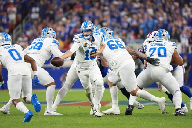 Detroit Lions vs Buffalo Bills ORCHARD PARK, NEW YORK - SEPTEMBER 17: Quarterback Jared Goff 16 of the Detroit Lions looks to pass during the first half of an NFL, American Football Herren, USA football game between the Detroit Lions and the Buffalo Billsat Highmark Stadium in Orchard Park, New York, USA, on Thursday, September 17, 2026 Orchard Park New York United States  Copyright: xJorgexLemusx originalFilename:lemus-detroitl260917_np5jz.jpg