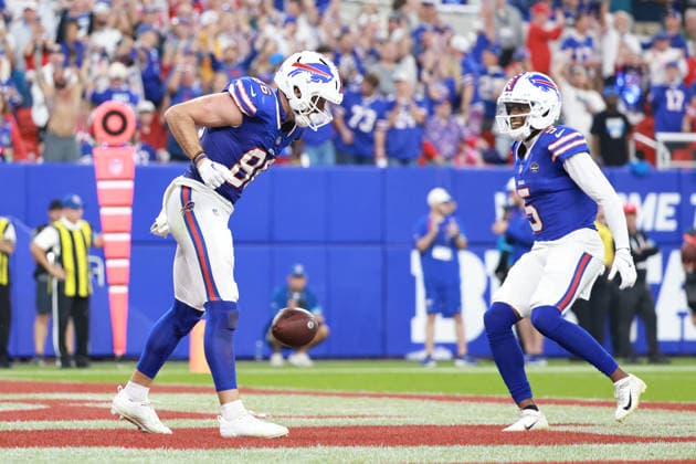 Detroit Lions vs Buffalo Bills ORCHARD PARK, NEW YORK - SEPTEMBER 17: Tight end Dalton Kincaid 86 celebrates with wide receiver Joshua Palmer 5 of the Buffalo Bills after scoring a touchdown during the first half of an NFL, American Football Herren, USA football game between the Detroit Lions and the Buffalo Billsat Highmark Stadium in Orchard Park, New York, USA, on Thursday, September 17, 2026 Orchard Park New York United States  Copyright: xJorgexLemusx originalFilename:lemus-detroitl260917_npleW.jpg