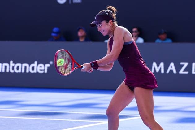 September 17, 2026: TO-45153- GUADALAJARA 2026. .La estadounidense Iva Jovic dio un paso m& xe1;s en la defensa de su t& xed;tulo en el Guadalajara Open 2026, luego de imponerse a la turca Zeynep S& xf6;nmez por 7-6(5) y 6-4, en los octavos de final del torneo disputado sobre la cancha dura del Centro Panamericano de Tenis. Jovic, segunda sembrada y campeona de la edici& xf3;n anterior, tuvo que emplearse a fondo ante una combativa S& xf6;nmez, pero respondi& xf3; en los momentos decisivos para quedarse con la victoria en un encuentro de dos horas y ocho minutos. Con este resultado, la estadounidense asegur& xf3; su lugar en los cuartos de final y mantiene firme su intenci& xf3;n de repetir el campeonato en Guadalajara..Guadalajara, Jalisco. Clasos.com.mx - ZUMAcs4_ 20260917_faa_cs4_020 Copyright: xDiegoxMorenox