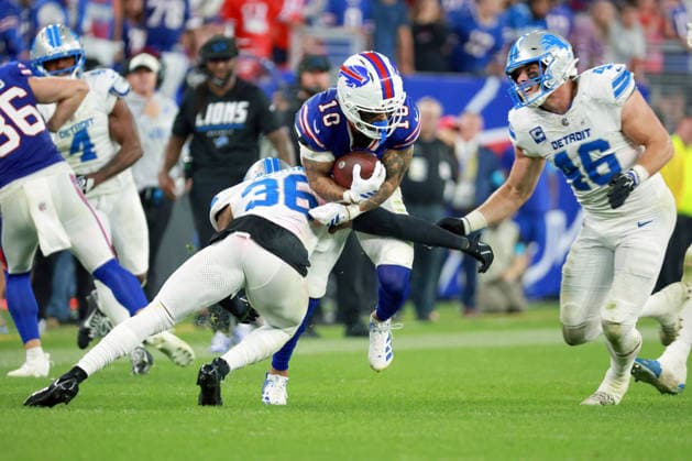 Detroit Lions vs Buffalo Bills ORCHARD PARK, NEW YORK - SEPTEMBER 17: Wide receiver Khalil Shakir (10) of the Buffalo Bills carries the ball under the pressure of safety Chuck Clark (36) of the Detroit Lions during an NFL, American Football Herren, USA football game between the Detroit Lions and the Buffalo Billsat Highmark Stadium in Orchard Park, New York, USA, on Thursday, September 17, 2026 Orchard Park New York United States  Copyright: xAmyxLemusx originalFilename:lemus-detroitl260917_npEFl.jpg