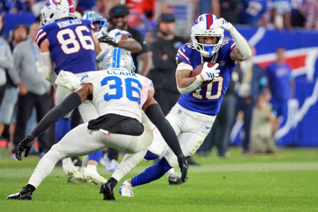 Detroit Lions vs Buffalo Bills ORCHARD PARK, NEW YORK - SEPTEMBER 17: Wide receiver Khalil Shakir (10) of the Buffalo Bills carries the ball under the pressure of safety Chuck Clark (36) of the Detroit Lions during an NFL, American Football Herren, USA football game between the Detroit Lions and the Buffalo Billsat Highmark Stadium in Orchard Park, New York, USA, on Thursday, September 17, 2026 Orchard Park New York United States  Copyright: xAmyxLemusx originalFilename:lemus-detroitl260917_nptpk.jpg