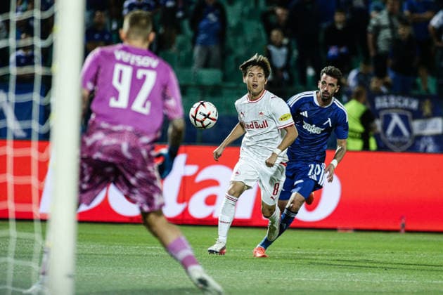 SOCCER - UEFA Europa League - PFC Levski vs. FC Red Bull Salzburg Photo by IPA ABACAPRESS.COM88644673 - Salzburg s Sota Kitano in action against Levski s Alex Centelles during the Europa League match between PFC Levski and FC Red Bull Salzburg at Vasil Levski National Stadium in Sofia, Bulgaria, on September 17, 2026 Sofia Bulgaria  Copyright: xIPAxSport ABACAx