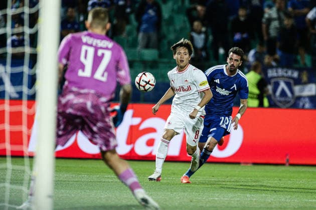 SOCCER - UEFA Europa League - PFC Levski vs. FC Red Bull Salzburg Photo by IPA ABACAPRESS.COM88644673 - Salzburg s Sota Kitano in action against Levski s Alex Centelles during the Europa League match between PFC Levski and FC Red Bull Salzburg at Vasil Levski National Stadium in Sofia, Bulgaria, on September 17, 2026 Sofia Bulgaria  Copyright: xIPAxSport ABACAx