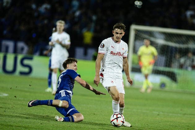 SOCCER - UEFA Europa League - PFC Levski vs. FC Red Bull Salzburg Photo by IPA ABACAPRESS.COM88645187 - Salzburg s Bartosz Mazurek in action against Levski s Serginho during the Europa League match between PFC Levski and FC Red Bull Salzburg at Vasil Levski National Stadium in Sofia, Bulgaria, on September 17, 2026 Sofia Bulgaria  Copyright: xIPAxSport ABACAx