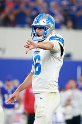 Detroit Lions vs Buffalo Bills ORCHARD PARK, NEW YORK - SEPTEMBER 17: Quarterback Jared Goff (16) of the Detroit Lions gestures ahead of a play during an NFL, American Football Herren, USA football game between the Detroit Lions and the Buffalo Billsat Highmark Stadium in Orchard Park, New York, USA, on Thursday, September 17, 2026 Orchard Park New York United States  Copyright: xAmyxLemusx originalFilename:lemus-detroitl260917_npDil.jpg