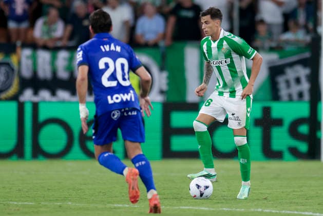 Real Betis Balompie v Getafe CF - LaLiga EA Sports 2026 27 Valentin Gomez of Real Betis controls the ball during the La Liga EA Sports match between Real Betis and Getafe CF at La Cartuja Stadium in Seville, Spain, on September 17, 2026. Seville Spain  Copyright: xJosexLuisxContrerasx originalFilename:joseluiscontreras-realbeti260917_np2JA.jpg